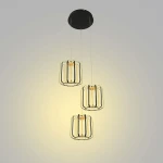 Lampa wisząca Xara z trzema kloszami LED o mocy 45W, w kolorze czarnym i złotym. Klosze mają metalową, siatkową konstrukcję, zawieszone na cienkich linkach. Tło o jasnym odcieniu podkreśla elegancki wygląd lampy.