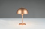 Lampa stołowa Nola w kolorze kawowym, z metalowym kloszem o półkulistym kształcie i prostym, cylindrycznym stelażu. Ujęcie frontalne, produkt stoi na płaskiej powierzchni, w tle jednolity kolor. Pasuje do nowoczesnych wnętrz.