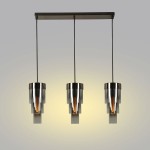 Lampa wisząca Grans z trzema kloszami, czarna z chromowanymi elementami. Klosze mają cylindryczny kształt i przezroczyste detale. Zawieszona na prostokątnej podstawie, emitują ciepłe światło, tworząc stylowy akcent w aranżacji wnętrza.