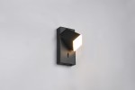 Raglan kinkiet w kolorze czarnym, z LED o mocy 3,8W. Produkt zamontowany na ścianie, z kwadratowym źródłem światła skierowanym w dół. Widać prostokątną podstawę z widocznym włącznikiem. Tło jasne, co podkreśla kształt i kolor lampy.