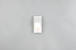 Raglan kinkiet LED 1x3,8W w kolorze białym, umieszczony na prostokątnej podstawie. Kinkiet ma minimalistyczny design, z lekko zaokrąglonym kloszem i widocznym włącznikiem na dolnej części. Ujęcie frontalne na jednolitym, szarym tle.