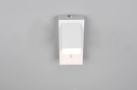 Raglan kinkiet w kolorze białym, zamontowany na ścianie, z prostokątnym korpusem i źródłem światła LED o mocy 3,8W. Kinkiet ma minimalistyczny design, emitując ciepłe światło w dół, idealny do nowoczesnych wnętrz.