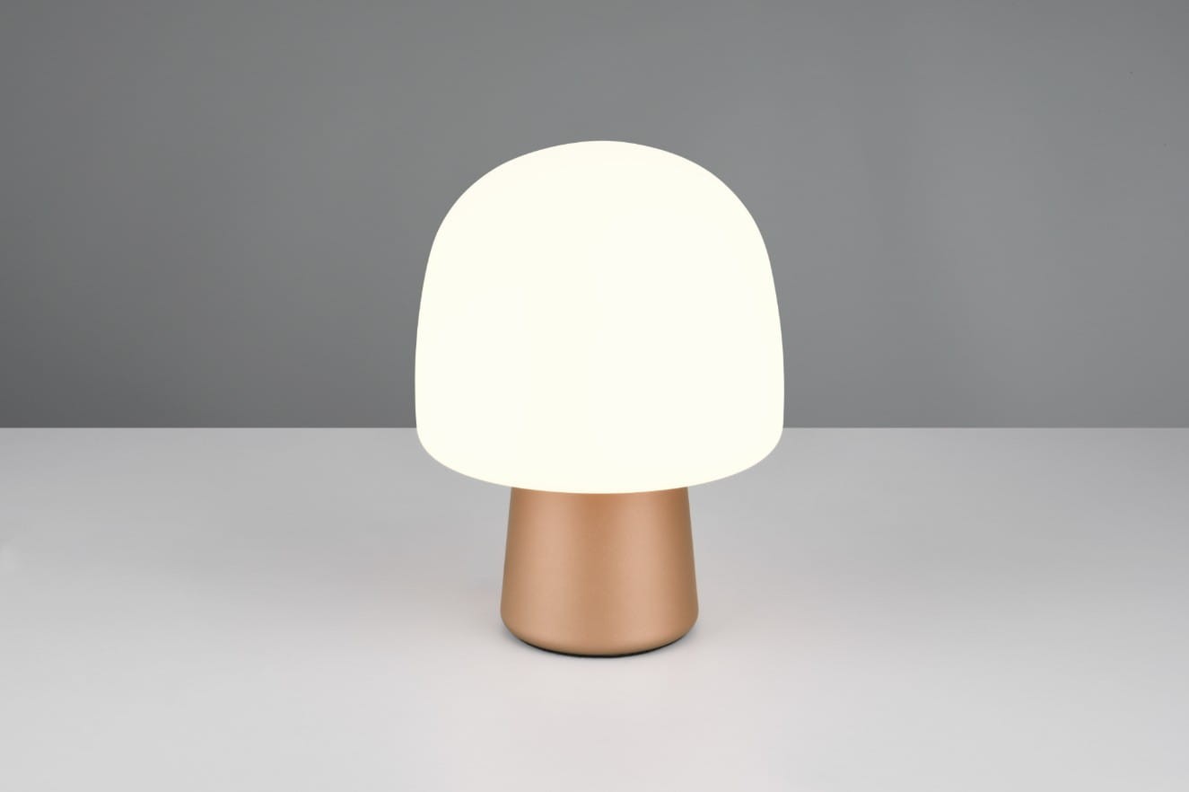 Brązowa lampa stołowa Steen z białym kloszem, z prostą, zaokrągloną formą. Ustawiona na płaskiej powierzchni, widoczna z przodu. Klosz ma gładką, matową teksturę, a podstawa jest metaliczna, w kolorze brązowym.