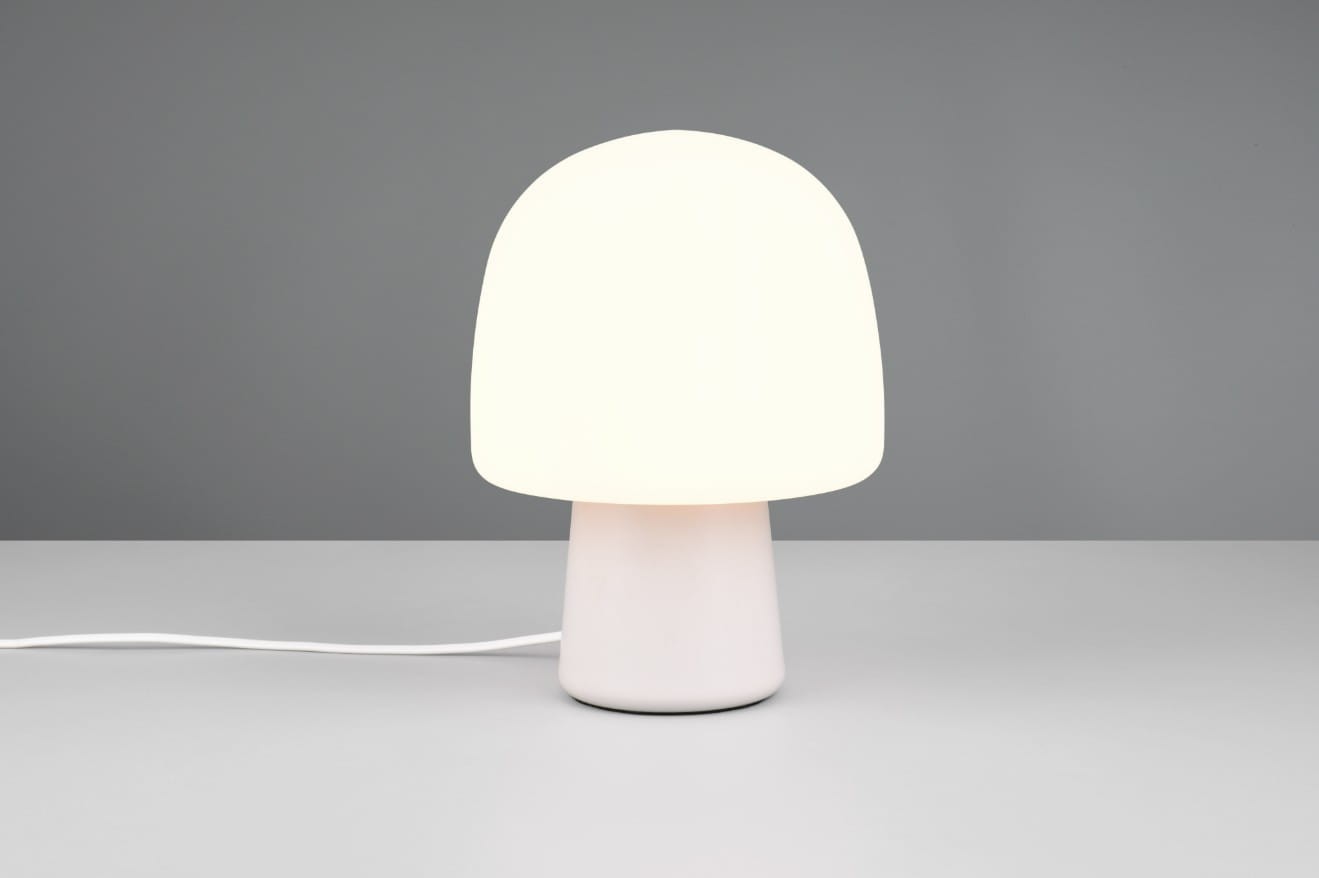 Lampa stołowa Steen z białym kloszem w kształcie grzyba i szarym, okrągłym stelażem. Ujęcie frontalne, lampa stojąca na jednolitym tle. Widoczny przewód zasilający, lampa włączona, emituje miękkie światło. Idealna do nowoczesnych wnętrz.