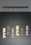 Lampa wisząca Stream z sześcioma oprawami GU10, w kolorze czarnym i wielokolorowym. Posiada spiralne klosze w odcieniach beżu i złota, zawieszona na cienkich linkach, montowana na prostokątnej podstawie.