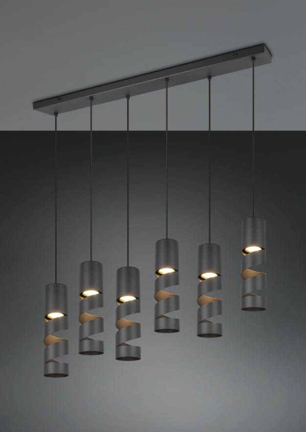 Lampa wisząca Stream z sześcioma oprawami GU10, w kolorze czarnym. Posiada cylindryczne klosze z dekoracyjnymi wycięciami, zawieszone na cienkich linkach. Montaż na prostokątnej podstawie, na ciemnym tle.