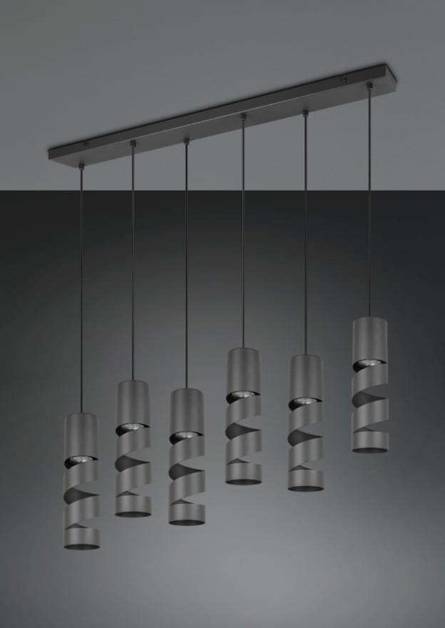 Lampa wisząca Stream w czarnym kolorze z sześcioma oprawami GU10, umieszczona na prostokątnej podstawie. Każda oprawa ma spiralny wzór, zawieszona na cienkich linkach. Tło w odcieniach szarości, podkreślające nowoczesny design.