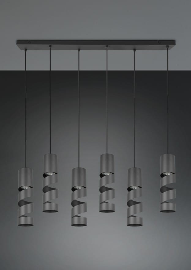 Lampa wisząca Stream z sześcioma źródłami światła GU10, w czarnej kolorystyce. Posiada cylindryczne klosze z dekoracyjnymi, spiralnymi wcięciami, zawieszone na cienkich linkach. Ujęcie frontalne na tle ciemnego tła.