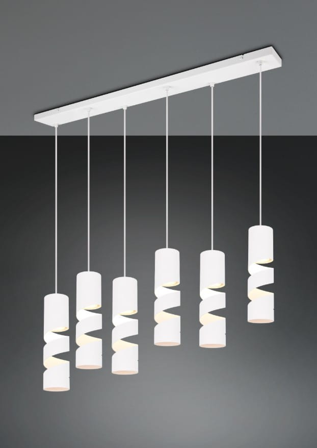Lampa wisząca Stream z sześcioma oprawami GU10 w białym kolorze. Cylindryczne klosze z dekoracyjnymi wycięciami zawieszone na cienkich linkach, umieszczone na prostokątnej podstawie, wiszą w równych odstępach.