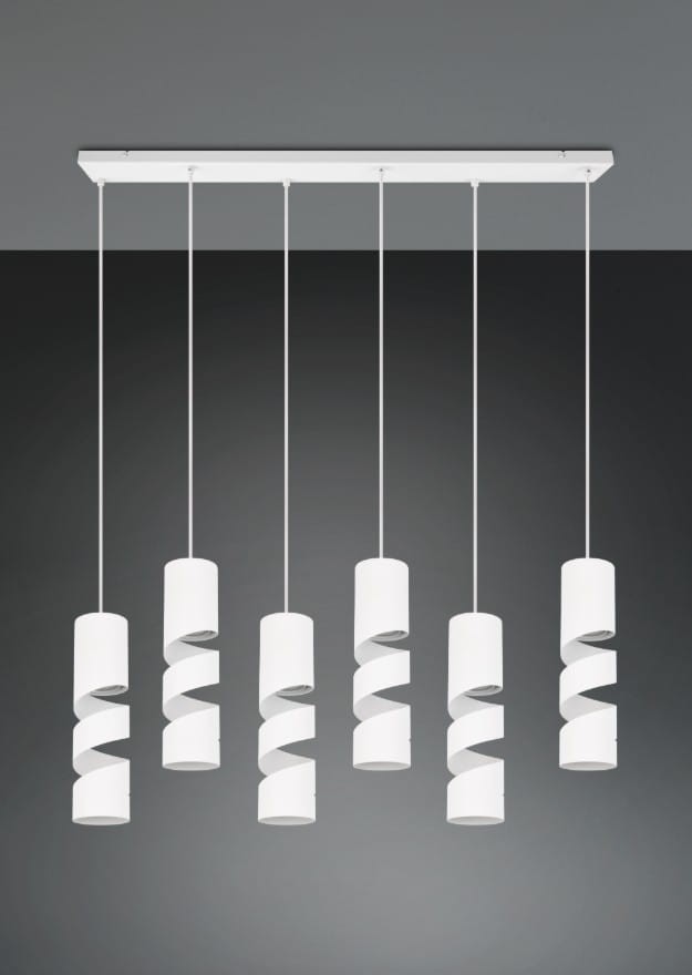 Lampa wisząca Stream z sześcioma oprawami GU10 w białym kolorze. Kształt cylindryczny z spiralnym wycięciem. Zawieszona na prostokątnej, białej podstawie, umieszczona na ciemnym tle. Idealna do nowoczesnych wnętrz.
