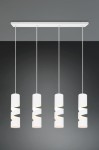 Lampa wisząca Stream z białymi kloszami w formie spiralnej, montowana na prostokątnej podstawie. Składa się z czterech źródeł światła typu GU10, zawieszonych na cienkich linkach. Tło w odcieniach szarości.