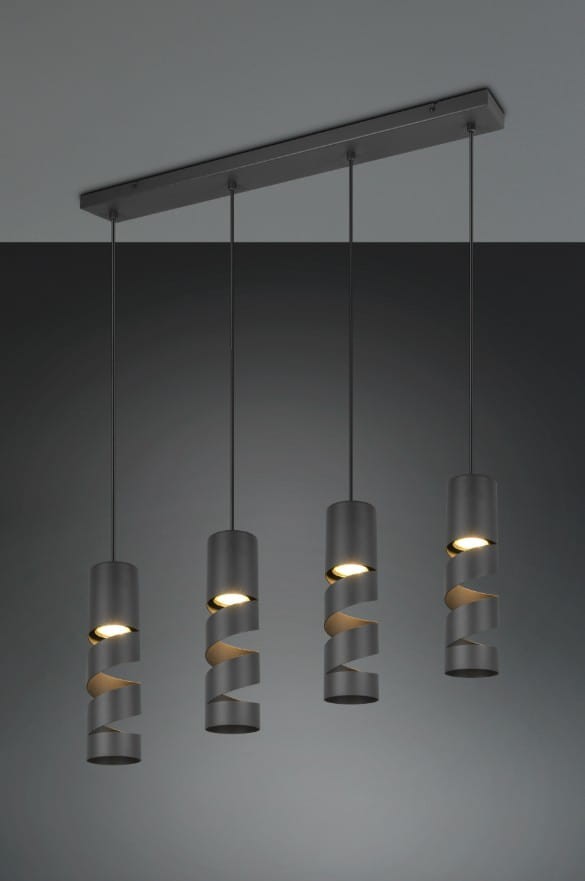 Lampa wisząca Stream w kolorze czarnym, z czterema cylindrycznymi kloszami z wycięciami, zawieszona na prostokątnej, metalowej podstawie. Klosze mają otwory na żarówki GU10, wiszą w równych odstępach. Tło w ciemnym odcieniu.