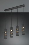 Lampa wisząca Stream w kolorze czarnym, z czterema cylindrycznymi kloszami z wycięciami, zawieszona na prostokątnej, metalowej podstawie. Klosze mają otwory na żarówki GU10, wiszą w równych odstępach. Tło w ciemnym odcieniu.