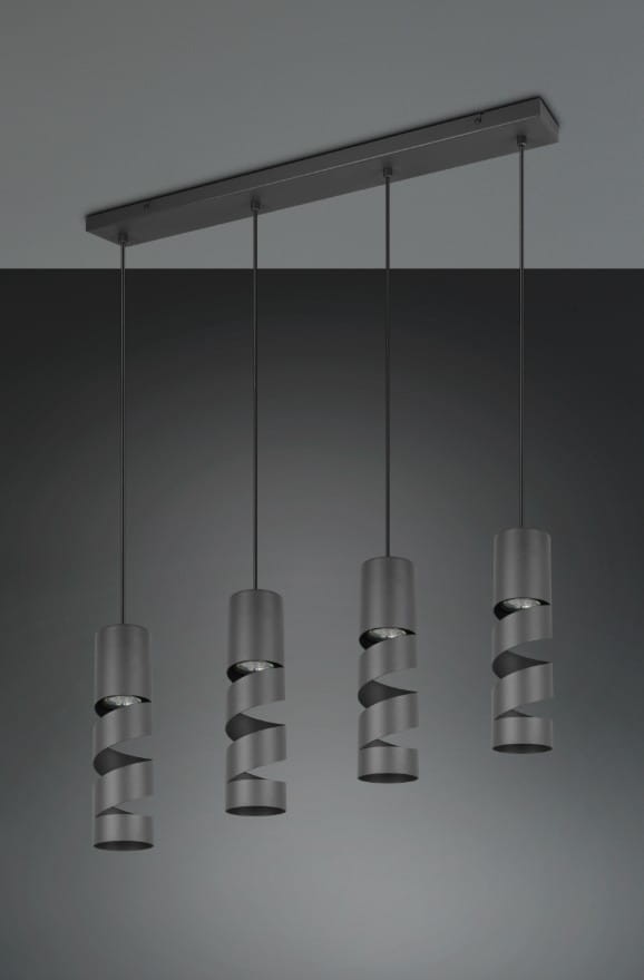 Lampa wisząca Stream z czterema oprawami na żarówki GU10, w kolorze czarnym. Stylowe, cylindryczne klosze z wycięciami, zawieszone na cienkich, czarnych linkach. Montaż do sufitu na prostokątnej podstawie. Tło w ciemnym odcieniu.