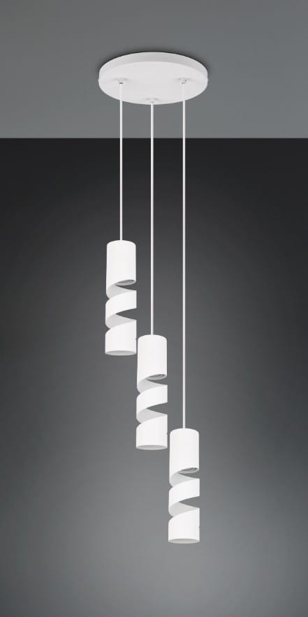 Lampa wisząca Stream z trzema źródłami światła GU10 w kolorze białym. Posiada cylindryczne, spiralne klosze, zawieszone na cienkich linkach, montowana do sufitu. Tło w odcieniu szarości podkreśla nowoczesny design.