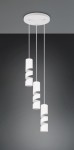 Lampa wisząca Stream z trzema źródłami światła GU10 w kolorze białym. Posiada cylindryczne, spiralne klosze, zawieszone na cienkich linkach, montowana do sufitu. Tło w odcieniu szarości podkreśla nowoczesny design.