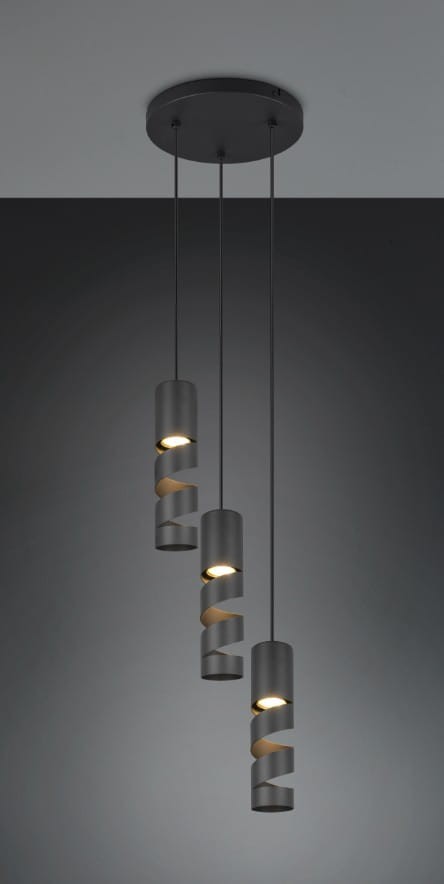 Lampa wisząca Stream z trzema oprawami GU10 w kolorze czarnym. Cylindryczne klosze o spiralnym wzorze, zwisające na cienkich linkach z metalowego mocowania sufitowego. Prosta, nowoczesna forma, idealna do aranżacji wnętrz.