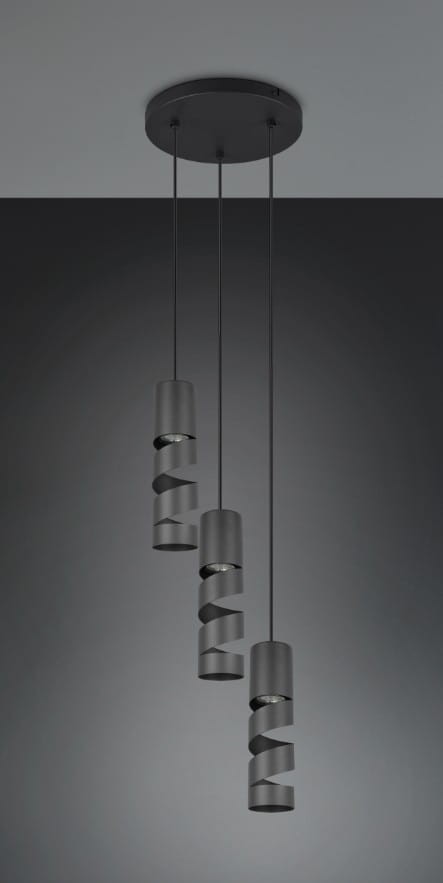Lampa wisząca Stream w kolorze czarnym z trzema oprawami GU10. Cylindryczne klosze z wycięciami na przewodach w różnych wysokościach, zawieszone na cienkich linkach, montowane do sufitowej podstawy okrągłej. Tło w odcieniach szarości.
