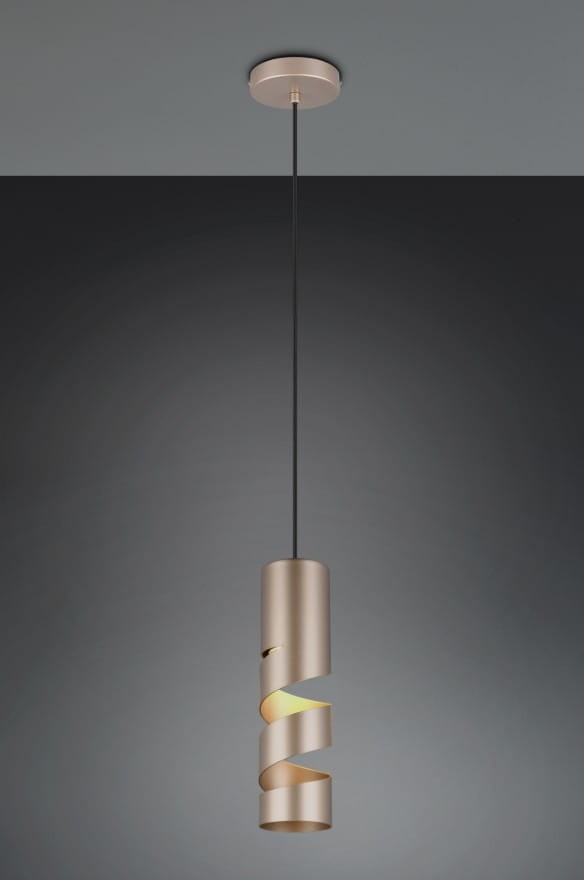 Lampa wisząca Stream z jednym źródłem światła GU10, w kolorze kawy. Okrągła podsufitka z metalowym wykończeniem, zwisająca z cienkiego czarnego przewodu. Korpus lampy ma spiralny kształt z otworem, przez który wydobywa się światło.