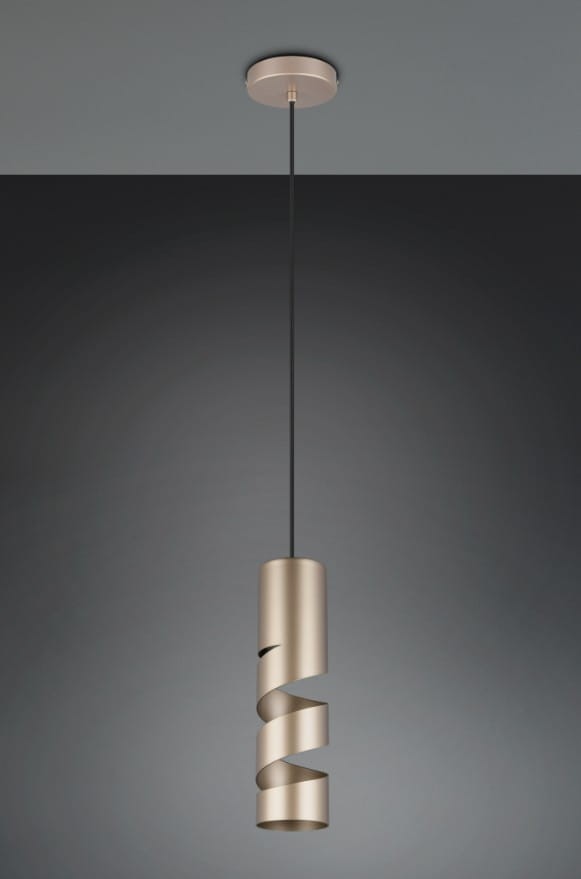 Lampa wisząca Stream w kolorze kawy z metalowym, spiralnym kloszem, zawieszona na cienkim czarnym przewodzie. Przeznaczona na jedną żarówkę GU10, montowana na suficie. Tło ciemne, podkreślające elegancki wygląd lampy.