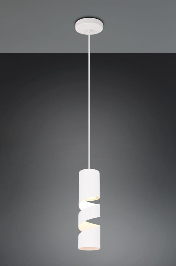 Lampa wisząca Stream w kolorze białym z oprawą na 1 żarówkę GU10. Posiada spiralny kształt z trzech cylindrów, zawieszona na cienkim, białym przewodzie, montowana do sufitu. Tło w odcieniach szarości, co podkreśla jej nowoczesny design.
