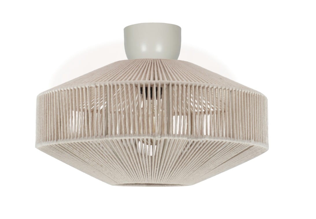 Beżowa lampa sufitowa Svea z oprawą na żarówkę E27, o kształcie heksagonalnym, wykonana z cienkich prętów. Widoczna struktura materiału, z góry zamocowana na okrągłej podstawie. Lampa prezentuje nowoczesny design, idealna do różnych aranżacji wnętrz.