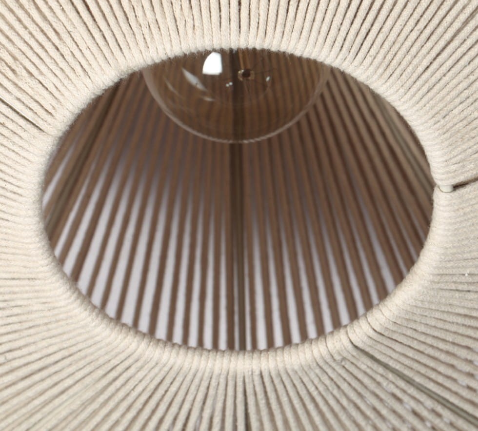 Beżowa lampa sufitowa Svea z kloszem o teksturowanej powierzchni, widok od dołu. Klosz ma okrągły kształt i delikatne, poziome żłobienia, odsłaniające żarówkę E27.