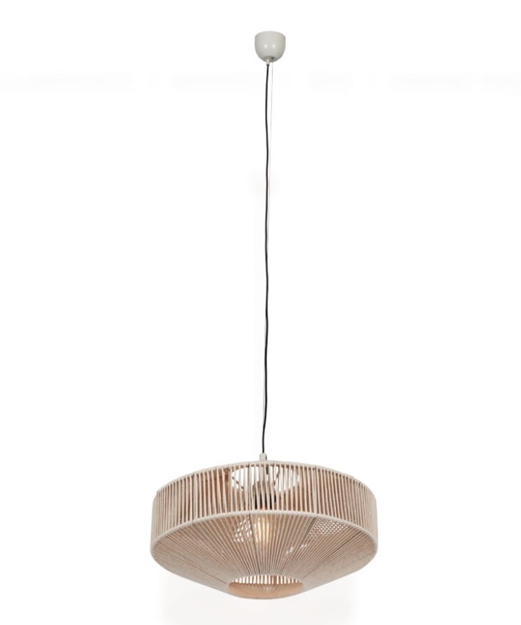 Beżowa lampa wisząca Svea z oprawą na żarówkę E27. Okrągły klosz z cienkich, poziomych listew, zawieszony na czarnym przewodzie. Widoczna żarówka wewnątrz klosza, montowana sufitowo. Białe mocowanie lampy.