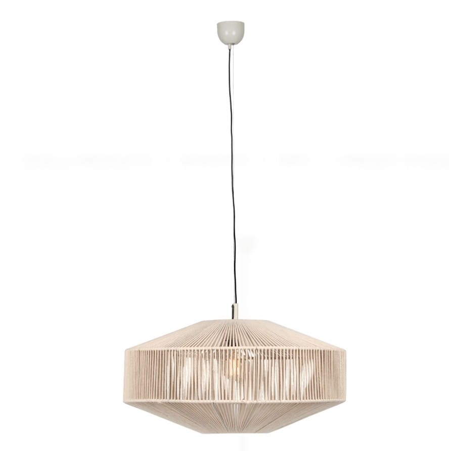 Beżowa lampa wisząca Svea z kloszem w geometrycznym kształcie, wykonana z teksturowanego materiału, zawieszona na czarnym przewodzie. U góry zamocowanie w kolorze białym. Przeznaczona na żarówkę E27.