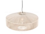 Beżowa lampa wisząca Svea z kloszem o okrągłym kształcie, wykonana z cienkich pasków materiału, zawieszona na czarnym przewodzie. Widoczny gwint E27 oraz otwory w kloszu dla lepszego rozpraszania światła.