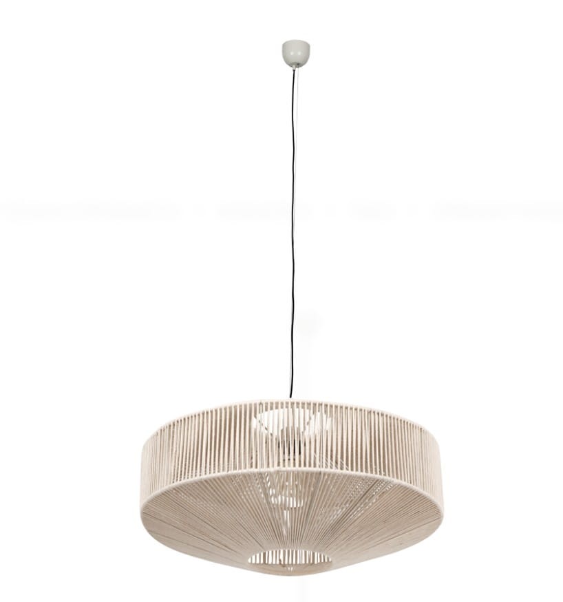 Beżowa lampa wisząca Svea z oprawą na żarówkę E27. Okrągły klosz w formie ażurowej, z długim, czarnym przewodem. Lampa zawieszona na białym mocowaniu, prezentująca minimalistyczny design. Idealna do nowoczesnych wnętrz.