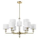 Lampa wisząca Sutton z mosiądzu, z dziewięcioma białymi abażurami z materiału. Centralna, przezroczysta kolumna z detali. Ujęcie frontalne, montowana na suficie, elegancka forma idealna do nowoczesnych wnętrz.