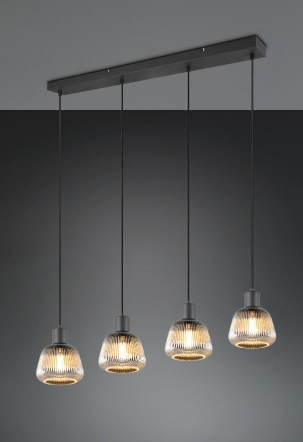 Lampa wisząca Tarifa 4xE27 w kolorze czarnym. Składa się z czterech szklanych kloszy z teksturowaną powierzchnią, zawieszonych na cienkich kablach. Montaż na prostokątnej, czarnej podstawie. Idealna do nowoczesnych wnętrz.
