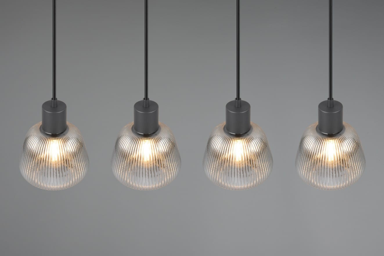 Lampa wisząca Tarifa z czterema kloszami E27, w kolorze czarnym. Klosze mają przezroczystą teksturę z pionowymi żłobieniami, zawieszone na cienkich czarnych linkach. Ujęcie frontalne, na jednolitym tle.