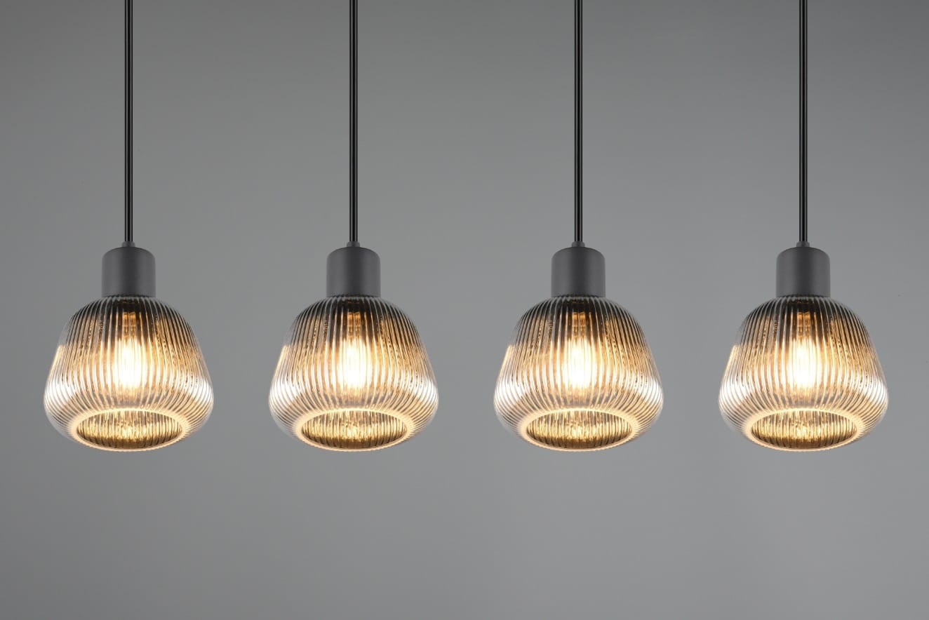 Lampa wisząca Tarifa z czterema kloszami E27, w kolorze czarnym, z przezroczystymi, żebrowanymi kloszami szklanymi. Ujęcie frontalne, zawieszona na cienkich linkach, z widocznym ciepłym światłem wewnątrz kloszy. Tło szare, jednolite.
