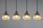 Lampa wisząca Tarifa z czterema kloszami E27, w kolorze czarnym, z przezroczystymi, żebrowanymi kloszami szklanymi. Ujęcie frontalne, zawieszona na cienkich linkach, z widocznym ciepłym światłem wewnątrz kloszy. Tło szare, jednolite.