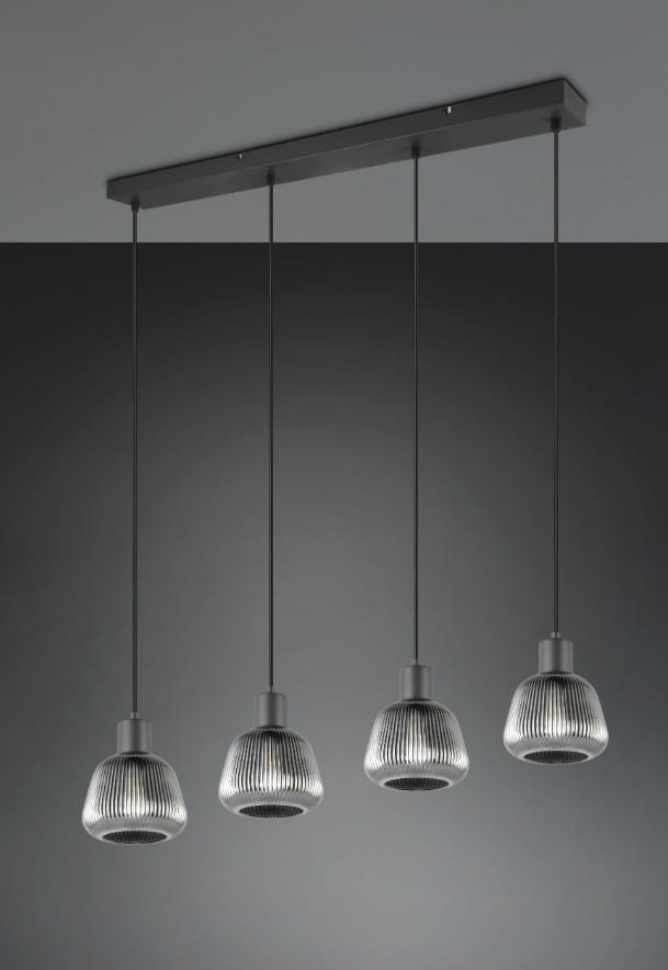 Lampa wisząca Tarifa z czterema kloszami E27 w kolorze czarnym. Klosze mają teksturowaną powierzchnię i są zawieszone na cienkich linkach. Całość zamontowana na prostokątnej podstawie. Tło w odcieniach szarości.