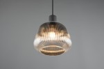Lampa wisząca Tarifa z kloszem w kształcie dzwonu, w kolorze czarnym, z przezroczystym, żłobkowanym szkłem. Zawieszona na cienkim przewodzie, z widocznym miejscem na żarówkę E27. Klosz o szerokiej podstawie, idealna do nowoczesnych wnętrz.