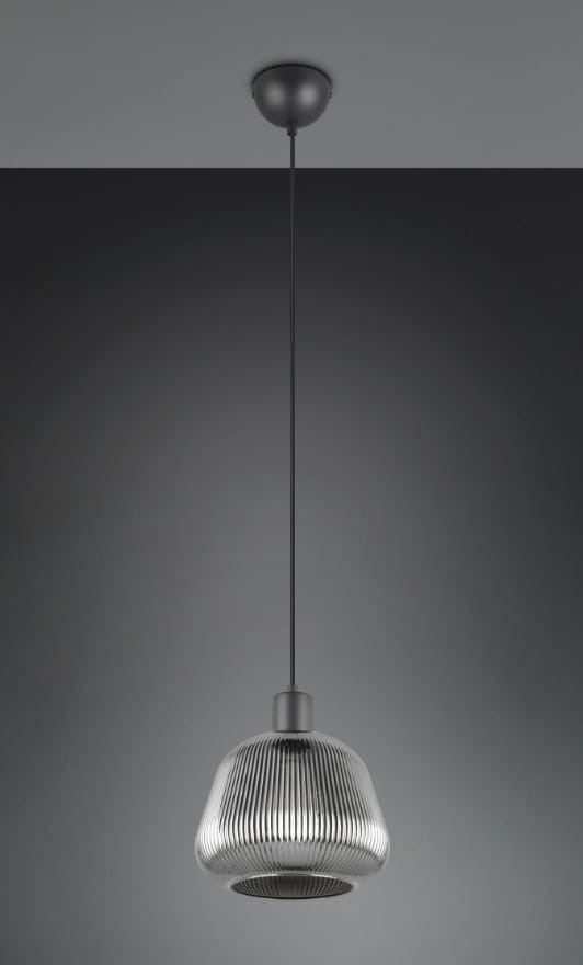 Lampa wisząca Tarifa 1xE27 w kolorze czarnym, z okrągłym kloszem o teksturowanej powierzchni, zawieszona na cienkim kablu. Klosz ma kształt lekko rozszerzający się ku dołowi, z metalowym mocowaniem przy suficie. Tło w odcieniach szarości.