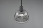 Czarna lampa wisząca Tarifa z jednym gniazdem E27, o opływowym kształcie z wyraźnym, teksturowanym wzorem. Zawieszona na cienkim przewodzie, prezentuje się w zbliżeniu, ukazując detale konstrukcji. Tło szare, minimalistyczne.