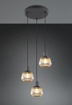 Lampa wisząca Tarifa z trzema kloszami E27 w kolorze czarnym. Klosze mają żłobioną fakturę i są zawieszone na cienkich linkach. Całość montowana do sufitu, na jednolitym tle, co podkreśla nowoczesny design lampy.