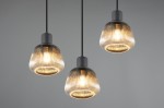 Lampa wisząca Tarifa z trzema żarówkami E27, w kolorze czarnym. Klosze w kształcie kulistym z przezroczystego szkła o teksturowanej powierzchni, zawieszone na cienkich, czarnych linkach. Oświetlenie w stylu nowoczesnym, na jednolitym tle.