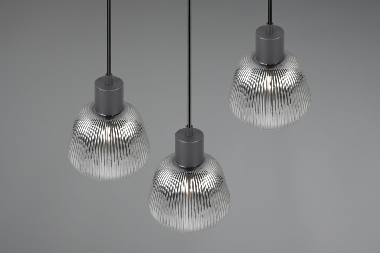 Lampa wisząca Tarifa z trzema kloszami E27 w kolorze czarnym, z metalowymi wykończeniami. Klosze mają żłobioną teksturę, zawieszone na długich linkach. Produkt umieszczony na jednolitym tle, z widocznym oświetleniem wewnętrznym.