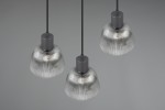 Lampa wisząca Tarifa z trzema kloszami E27 w kolorze czarnym, z metalowymi wykończeniami. Klosze mają żłobioną teksturę, zawieszone na długich linkach. Produkt umieszczony na jednolitym tle, z widocznym oświetleniem wewnętrznym.