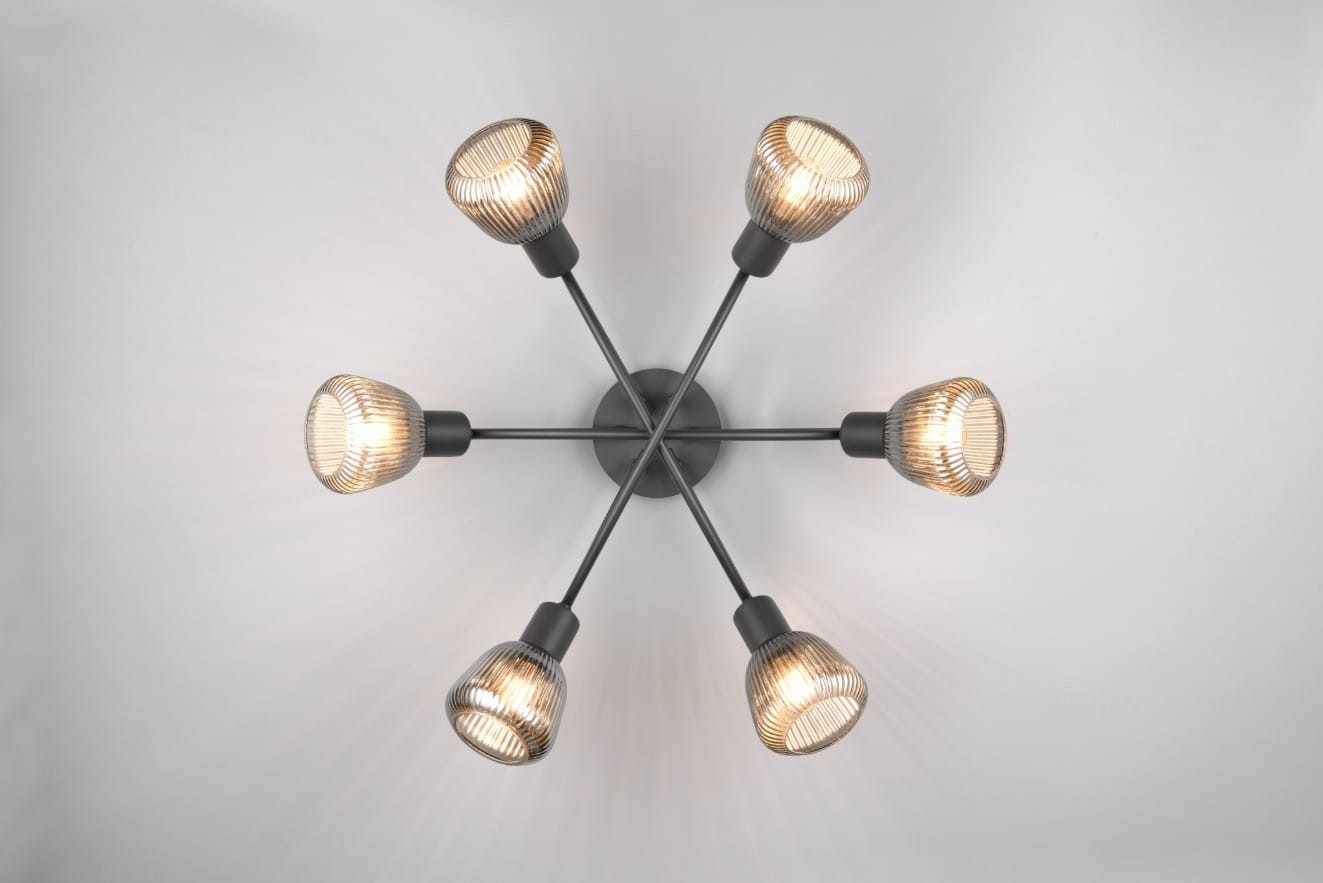 Lampa sufitowa Tarifa 6xE14 w kolorze czarnym z sześcioma kloszami w stylu retro, zamontowana centralnie na suficie. Klosze wykonane z przezroczystego szkła z rowkowaną fakturą, emitujące ciepłe światło.