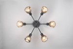 Lampa sufitowa Tarifa 6xE14 w kolorze czarnym z sześcioma kloszami w stylu retro, zamontowana centralnie na suficie. Klosze wykonane z przezroczystego szkła z rowkowaną fakturą, emitujące ciepłe światło.