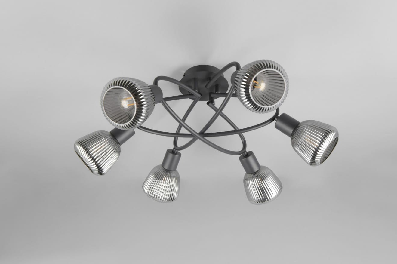 Czarna lampa sufitowa Tarifa z sześcioma oprawami E14, umieszczona na okrągłej podstawie. Reflektory mają teksturowaną powierzchnię, skierowane w różnych kierunkach. Lampa przymocowana do sufitu, widok z góry.