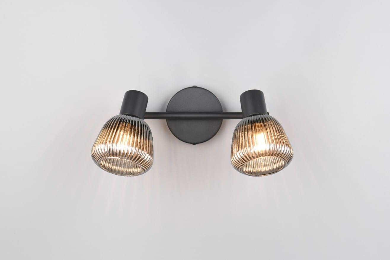 Czarna lampa sufitowa Tarifa z dwoma reflektorami E14, montowana na okrągłej podstawie. Reflektory mają przezroczyste, teksturowane klosze, emitujące ciepłe światło. Ujęcie frontalne, ukazujące detale kloszy oraz ich położenie.