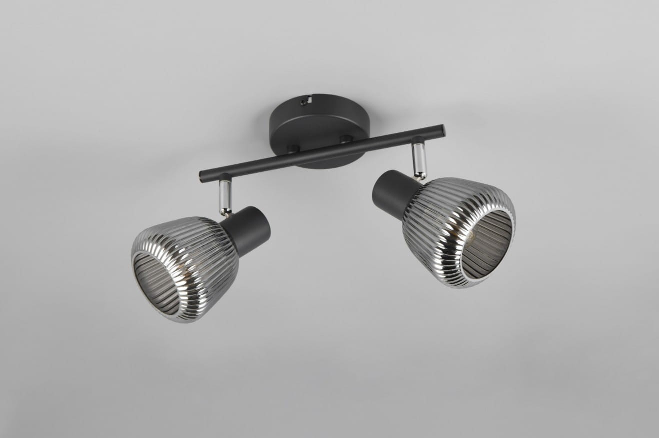Czarna lampa sufitowa Tarifa z dwoma reflektorami E14, umieszczona na metalowym stelażu. Reflektory mają teksturowane, chromowane klosze z wycięciami, skierowane w różnych kierunkach. Produkt montowany na suficie, na jednolitym tle.