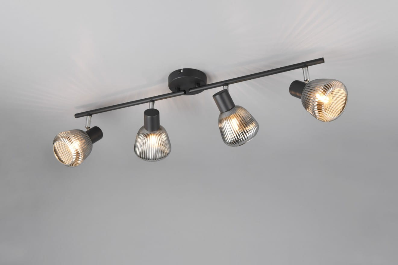 Czarna lampa sufitowa Tarifa z czterema reflektorami E14, zamontowana na prostokątnej podstawie. Reflektory mają szklane klosze z żłobieniami, skierowane w różnych kierunkach, na tle jasnego sufitu.